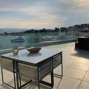 https://wide-blue-luxury-suites.hotelschalkidiki.net